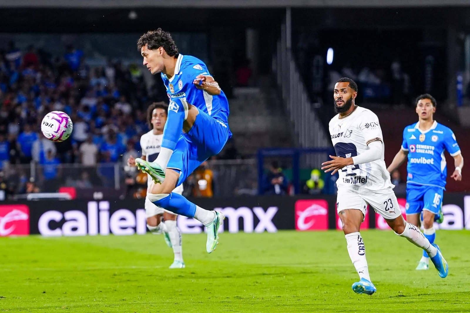 Jes&uacute;s Orozco, de Cruz Azul, ante Pumas en la jornada 11 del Apertura 2026