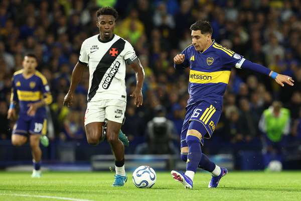 Miguel Merentiel, de Boca Juniors, controla el bal&oacute;n ante Thiago Santos, de Vasco da Gama