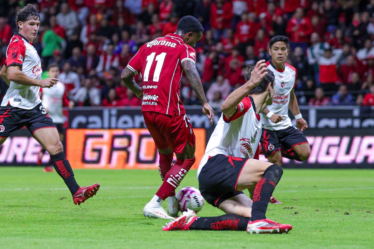 Jugador de Toluca con el n&uacute;mero 11 conduce el bal&oacute;n ante la marca de Tijuana en el Apertura 2026