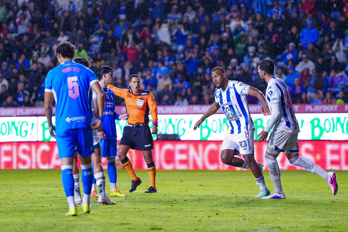 Futbolista de Cruz Azul con el &aacute;rbitro durante el Pachuca vs. Cruz Azul del Apertura 2026