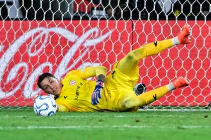 Fernando Muslera, arquero de Estudiantes, ataja un penal de Jorginho en la definici&oacute;n ante Flamengo en el Maracan&aacute;