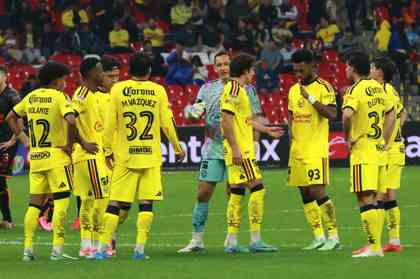 Jugadores del Club América conversan durante el descanso del partido ante Tijuana en el Estadio Banorte, jornada 7 del Apertura 2026