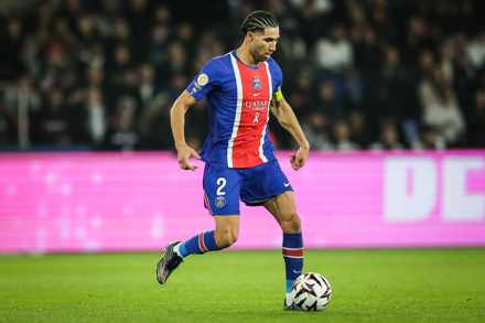 Achraf Hakimi, lateral del PSG, conduce el balón en el partido ante el Lyon del 26 de octubre de 2026