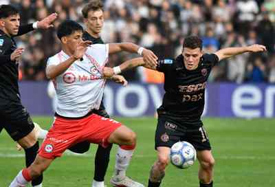 Jugadores de Platense disputan el bal&oacute;n frente a Argentinos Juniors en el Clausura 2026